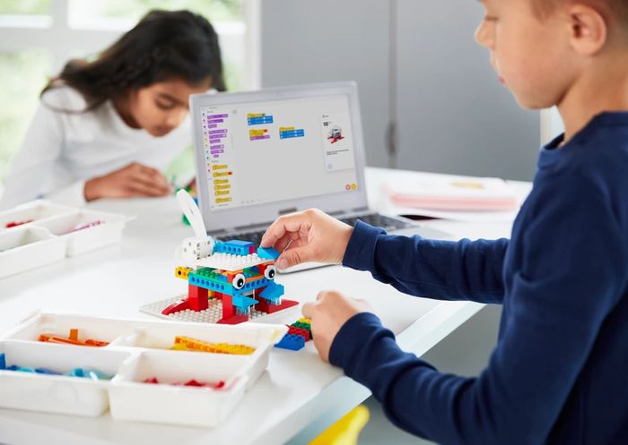LEGO Education SPIKE Essential - Students learning with elementary steam projects
