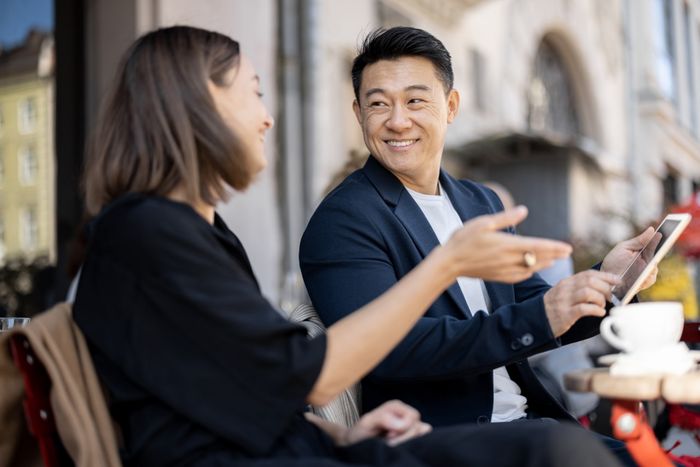 Phonak Audéo Sphere Infinio - A woman having a business conversation outdoor
