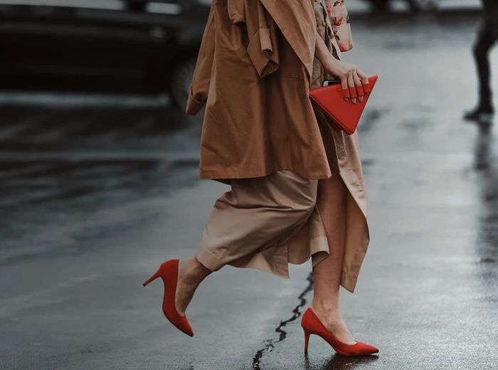 Rosetta Stone - Well-dressed woman with beautiful red high heels and fashionable red handbag crosses the street. Overlaid is the French phrase "bien habillé" with its English translation, "w