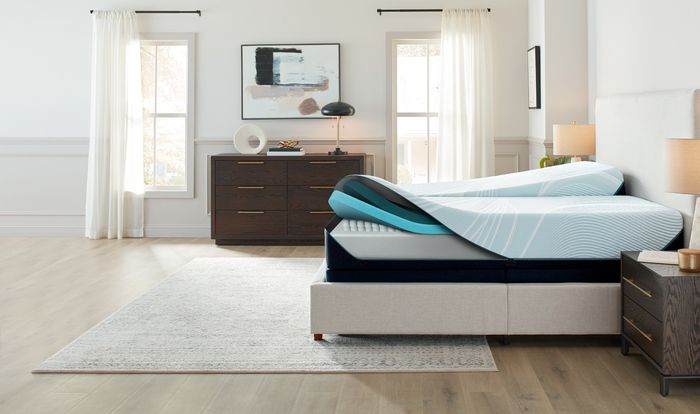 Tempur-Pedic TEMPUR-Adapt - ProAdapt hybrid mattress with the cover flipped up and the inside layers and springs showing